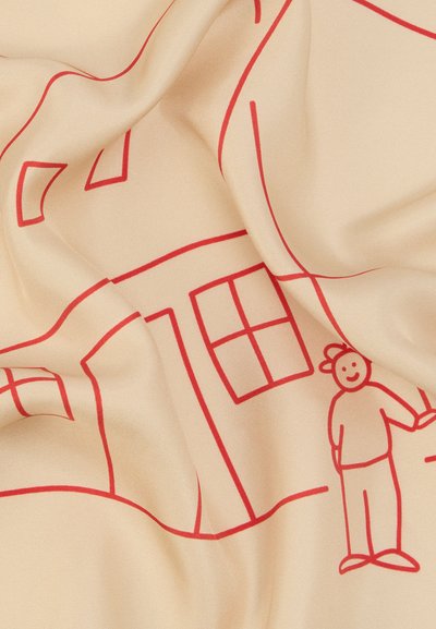 Μπεζ ύφασμα με κόκκινα σχέδια ενός σπιτιού και μιας απλής φιγούρας. Η υφή είναι ομαλή και πέφτει απαλά, αποκαλύπτοντας διπλωμένες περιοχές.