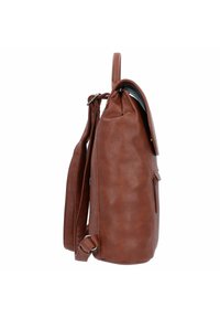 Sac à dos en simili cuir marron avec une forme arrondie, des bretelles réglables, une poignée supérieure et une poche zippée sur le côté pour le rangement. Texture lisse.