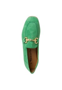 Groene suede loafer met een accent van goudkleurige hardware. Het ontwerp heeft een ronde neus en een platte zool. Aan de binnenkant is er een merkteken.