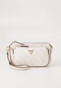 Sac bandoulière blanc avec deux compartiments à fermeture éclair, présentant une finition texturée, des éléments en or et une bandoulière chaîne amovible.