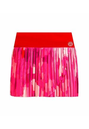 Cinturilla roja con una falda plisada en varias tonalidades de rosa, con un diseño en capas y textura suave. Acento de logo en la cinturilla.