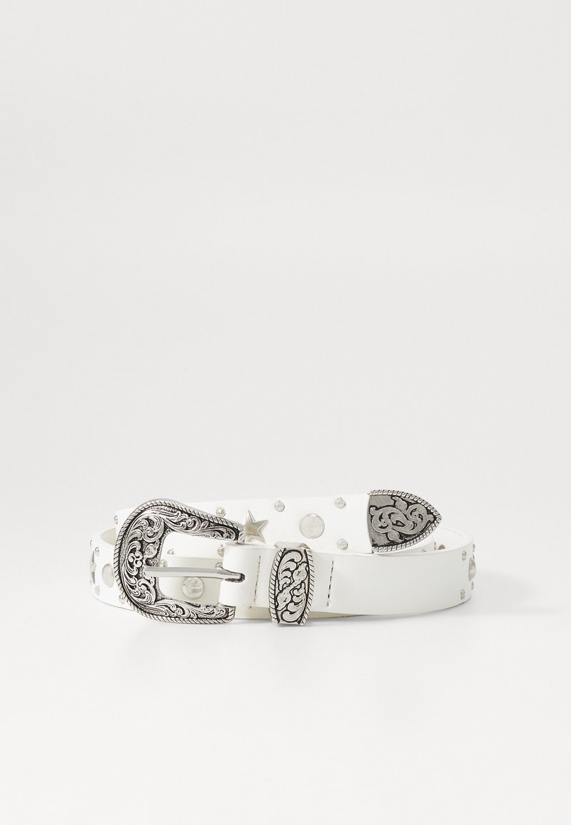 Cintura de couro branco com acabamentos prateados, tachas decorativas, design intricado da fivela e extremidades pontiagudas. Apresenta acentos de estrelas.