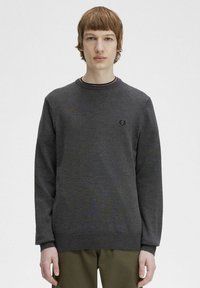 Felpa grigia scura realizzata in tessuto texturizzato, con maniche lunghe, scollo rotondo e un piccolo logo ricamato sul petto.