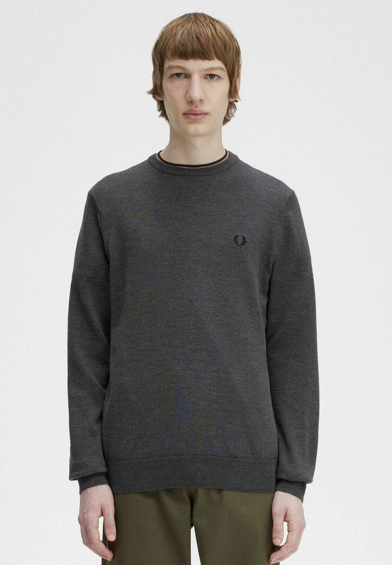 Felpa grigia scura realizzata in tessuto texturizzato, con maniche lunghe, scollo rotondo e un piccolo logo ricamato sul petto.