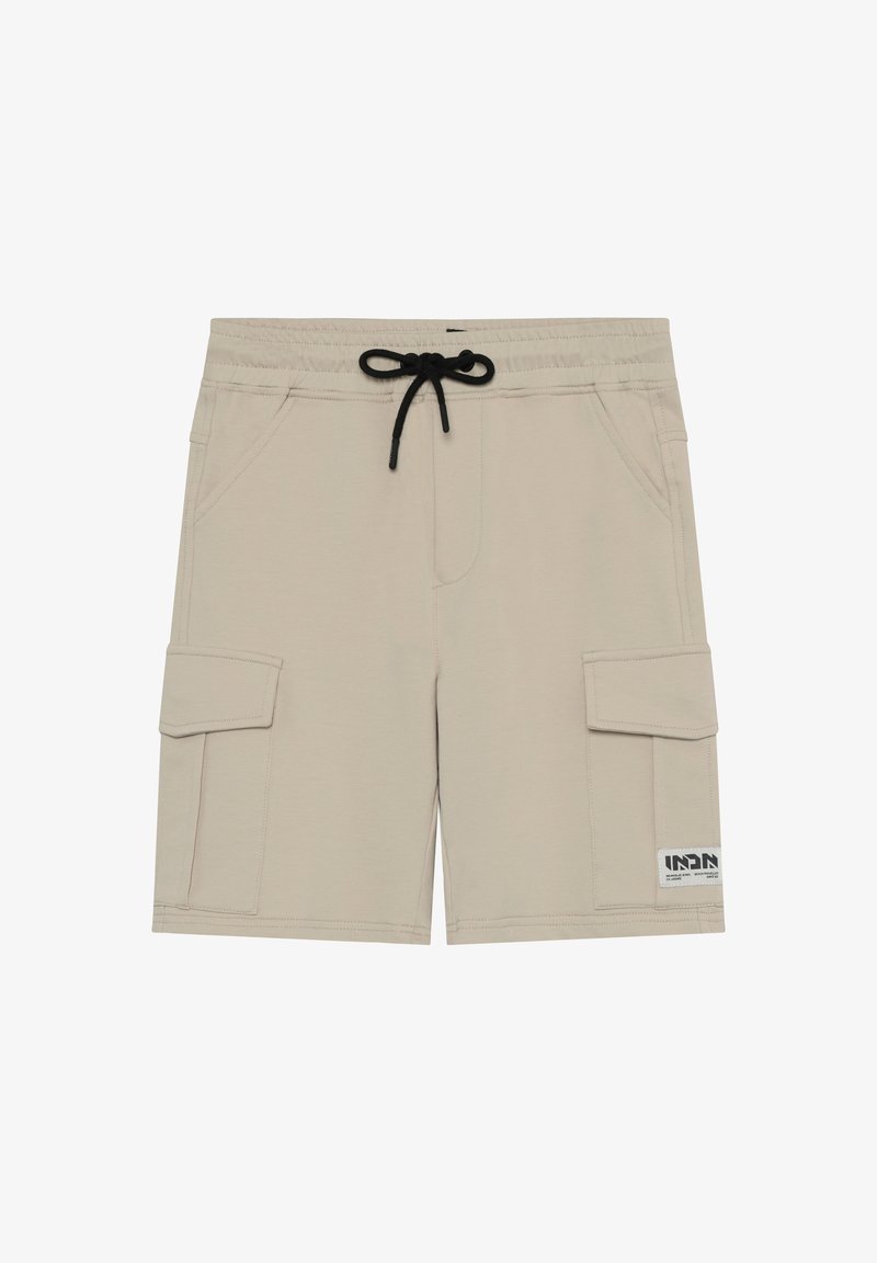Shorts cargo beige en tissu extensible. Ils comportent une taille à cordon de serrage, deux poches latérales et une poche cargo avec une étiquette sur l'ourlet.
