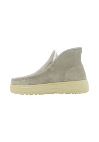 Bota de ante gris claro hasta el tobillo con suela gruesa beige y costuras visibles a lo largo de los bordes superiores, con un forro interior suave.