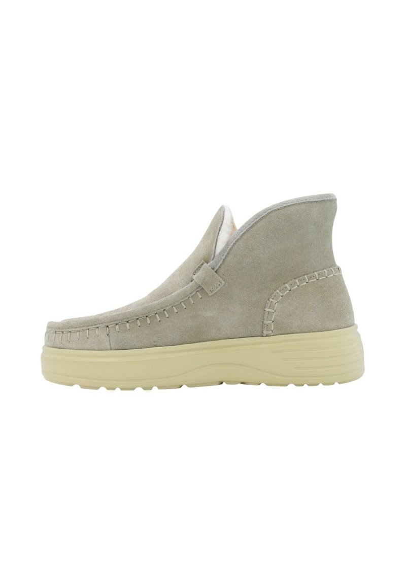 Bota de ante gris claro hasta el tobillo con suela gruesa beige y costuras visibles a lo largo de los bordes superiores, con un forro interior suave.