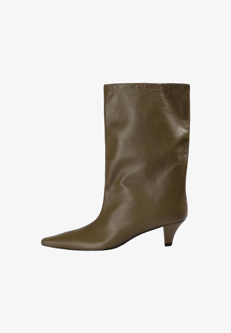 Botas de cuero marrón a media pantorrilla con punta afilada y tacón bajo inclinado, textura suave y ligeras arrugas naturales.