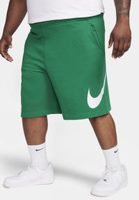 Nike Sportswear SPORTSWEAR CLUB - Pantalones deportivos - malachite white white