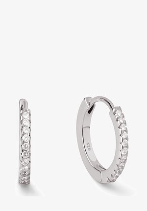 Pendientes de aro plateados con un acabado pulido, que presentan una fila de piedras preciosas redondas y transparentes engastadas a lo largo del borde exterior, exhibiendo un diseño elegante.