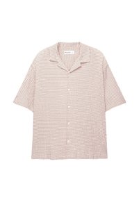 Chemise à manches courtes boutonnée avec un petit motif à carreaux marron sur tissu beige clair et col camp.