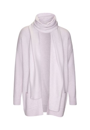 Lila Wickelcardigan mit hohem Kragen, offener Vorderseite, strukturierten Ärmeln und zweiFronttaschen. Weicher, kuscheliger Stoff mit gerippten Akzenten.