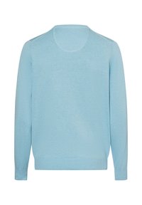 Lichtblauwe trui van zachte stof, met een ronde hals, lange mouwen en een geribde onderrand zonder patronen of accenten.