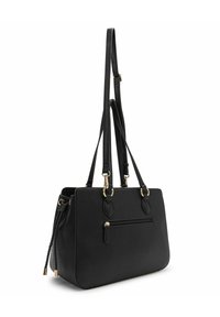 Borsa tote in pelle nera con finitura texture, manici piatti doppi, dettagli in hardware dorato, tasca frontale con zip e dettagli intrecciati laterali.