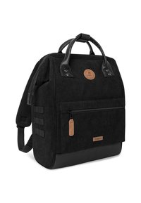 Zaino in corduroy nero con accenti in pelle, tasca anteriore con zip e patch con logo. Presenta maniglie superiori e spallacci regolabili.