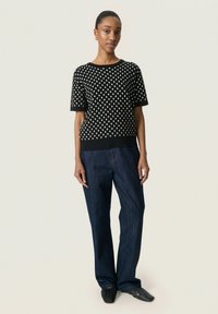 Soaked in Luxury Triko s potiskem - black w sandshell dot