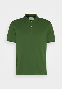 Polo vert de GANT en coton, avec un col classique, une patte à deux boutons, et un bord contrastant bleu marine sur les manches.