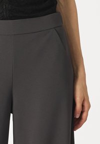 JDY JDYTANJA WIDE FLOWY PANT - Pantalon classique - phantom