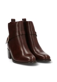 Botas de tobillo de cuero marrón con textura suave, con una correa lateral y accesorios en tono dorado, punta redondeada y tacón apilado.