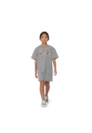 Grå oversized T-shirt klänning med korta ärmar, prydd med färgglada "MARC JACOBS"-texter i ett lekfullt teckensnitt. Tyget verkar mjukt med en avslappnad passform.