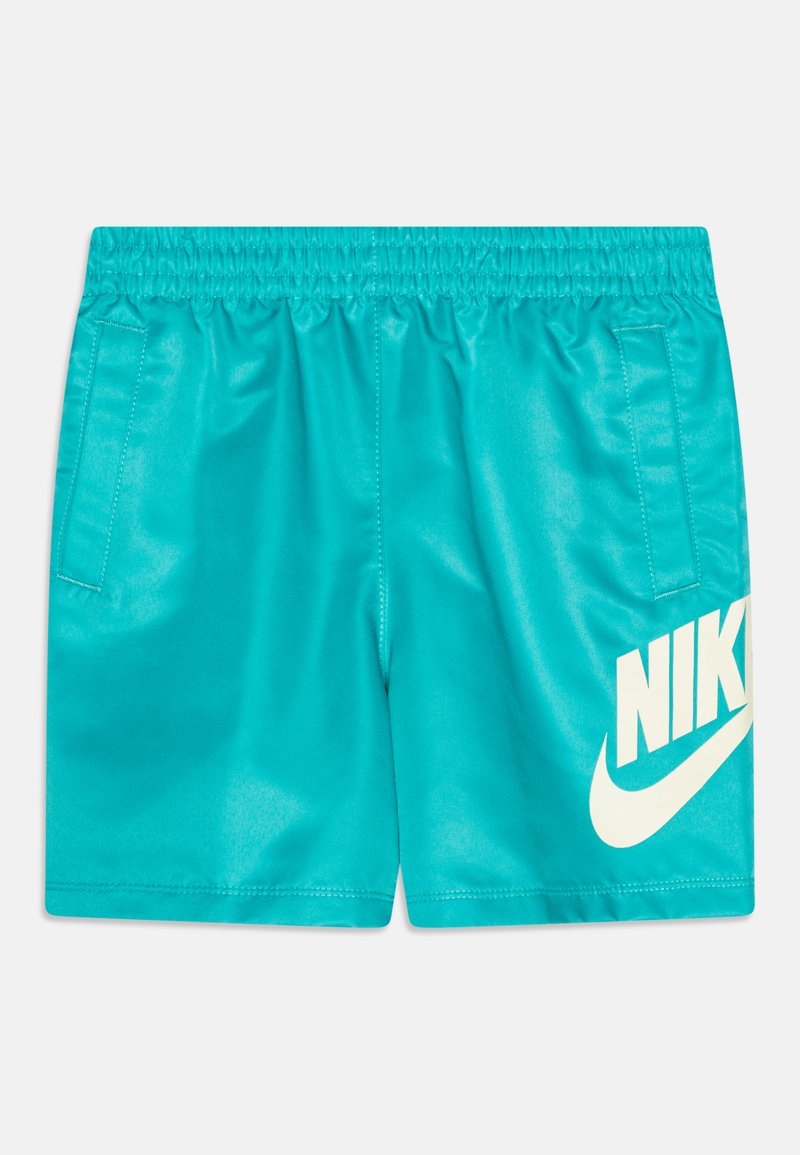 Turquoise sportshorts met een elastische tailleband, twee zijzakken en een groot wit Nike-logo op de voorkant rechts. Glad, glanzend oppervlak.