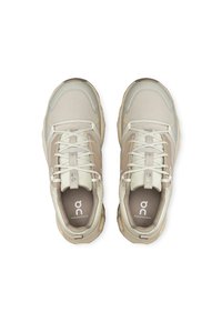 Beige sportliche Schuhe mit einem strukturierten Mesh-Obermaterial, verstärkter Zehenkappe und gepolsterten Sohlen; verfügen über Schnürsenkel und Logo-Detail auf der Zunge.