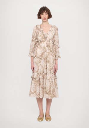 Pitkä, beige mekko, jossa on röyhelökoristeet ja kukkakuosi. Läpinäkyvää kangasta, V-mallinen kaula-aukko ja kolme neljännesosaa hihat. Yhdistetty kultaisiin ballerinoihin.