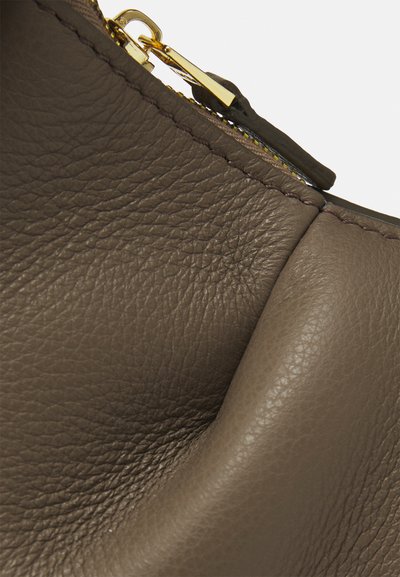 Elleme DIMPLE MOON SMALL  - Sac à main - taupe