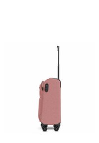 Valigia a rotelle di tessuto rosa con manico retrattile, due ruote nere, chiusura con cerniera e una tasca laterale per ulteriore spazio di archiviazione.