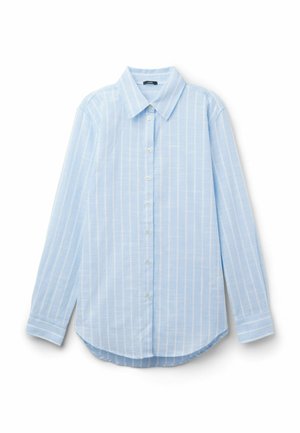 Chemise bleu clair à manches longues avec boutons, rayures blanches verticales et col classique pointu, posée à plat sur un fond blanc.