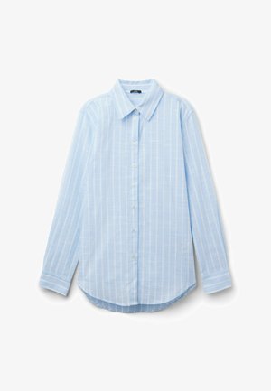 Chemise bleu clair à manches longues avec boutons, rayures blanches verticales et col classique pointu, posée à plat sur un fond blanc.