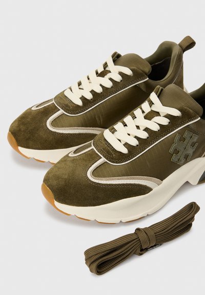 Adidași de culoare verde măsliniu, realizati dintr-un amestec de daim și material textil, cu șireturi crem, un design texturat și o talpă din cauciuc, veniți cu un set suplimentar de șireturi asortate.