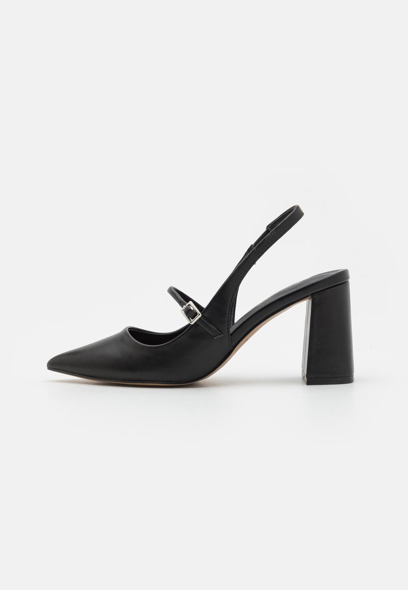 Musta nahkainen slingback-korkokenkä, jossa on teräväkärkinen muotoilu, säädettävä nilkkavyö ja paksu neliönmallinen korko. Silkin sileä pinta ja minimaalinen muotoilu.