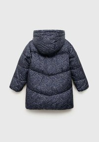 Giacca blu navy imbottita con stampa floreale, dotata di cappuccio, maniche lunghe e texture trapuntata. Motivi di cucitura visibili in tutto il capo.