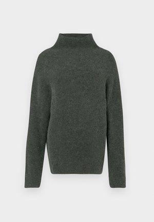 Mørkegrønn, strikket genser med høy hals, lange ermer og en avslappet passform. Det teksturerte stoffet har et mykt, litt lodden utseende.