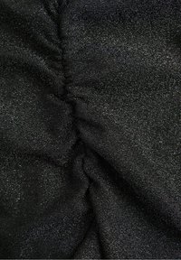 Tissu noir avec un léger éclat, présentant une texture froncée créant un effet drapé. Surface lisse avec des détails fins.