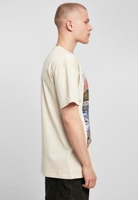 Upscale by Mister Tee T-shirts med print - sand