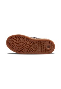 Sneakersålen er lavet af gummi. Den har en tekstureret overflade, cirkulære mønstre og et logo. Brun farve med en hvid kant.