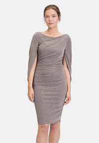 Robe argentée métallique au silhouette ajustée, design drapé à épaules dénudées et manches en capes. Texture lisse avec un subtil éclat.