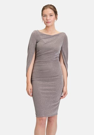 Metallisch silbernes Kleid mit taillierter Silhouette, schulterfreier Drapierung und Capé-Ärmeln. Glatte Textur mit dezentem Schimmer.