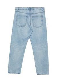 Jeans in denim azzurro chiaro presentano un design a gamba dritta, cinque tasche e una texture leggermente scolorita con dettagli cuciti lungo le cuciture.