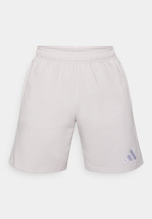 Shorts de sport gris clair avec une ceinture élastique, une texture lisse et un petit logo imprimé en gris foncé sur le côté inférieur.