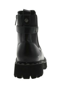 Bottines noires avec une finition texturée, fermeture éclair et semelle crantée robuste. Présentent une sangle avec un accent bouton à l'arrière.
