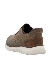 Sneaker marrone chiaro caratterizzato da una combinazione di materiali in suede e rete, punta tonda e suola in gomma bianca testurizzata. Dettagli in pelle marrone sul tallone.