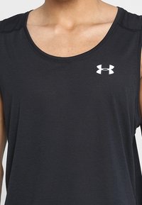 Débardeur noir en tissu léger et texturé. Il présente un col rond et un logo Under Armour blanc sur le côté supérieur gauche.