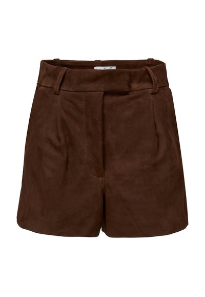 Shorts din suede maro cu talie înaltă, cu pliuri, buzunare pe laterale și o curea din același material. Textură netedă cu o croială ajustată.