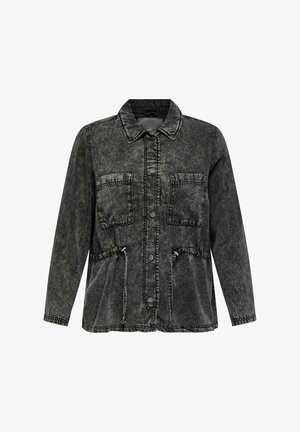 Chaqueta de mezclilla negra con un cuello tipo solapa, dos bolsillos en el pecho, cintura elástica y detalles de costura en contraste. Acabado texturizado.