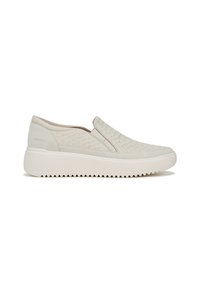 Baskets blanches à enfiler avec un dessus en cuir texturé et des motifs en relief, dotées d'une semelle épaisse et crantée pour un soutien et une traction supplémentaires.