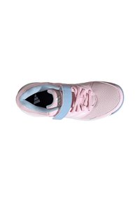 Hellrosa Sportschuh mit atmungsaktivem Mesh-Obermaterial, blauen Akzentgurt und weißer Sohle. Besitzt Schnürsenkel und Logodetail auf der Zunge.