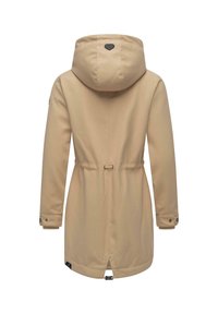 Beige garais mētelis ar kapuci, ar pieguļošu jostasvietu un pogātām piedurknēm. Aizmugurē ir logo plāksne un apakšā ir šķirba ventilācijai.